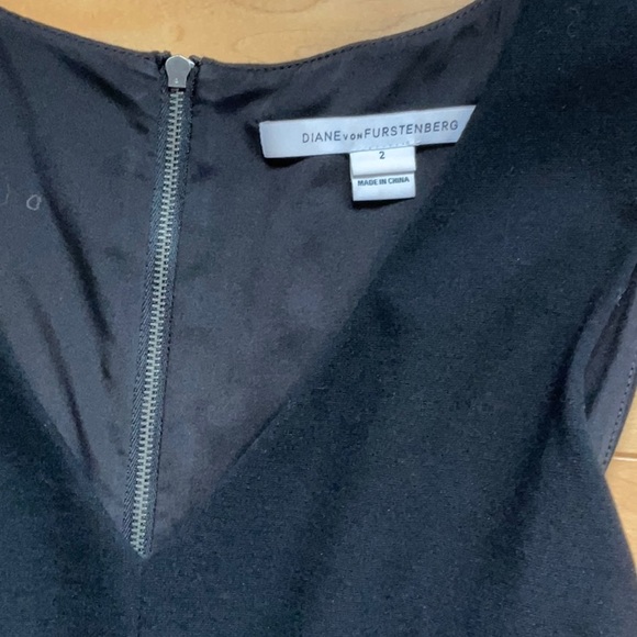 DVF vneck dress with pockets and back zipper - Picture 2 of 6